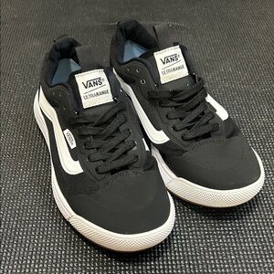 Vans Black and White UltraRange Low-Top Sneakers, men’s 6, women’s 7.5